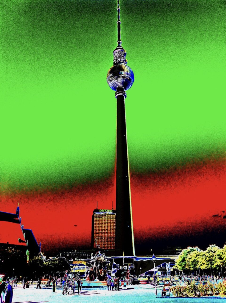 Berliner Wahrzeichen wie der Fernsehturm und die Volksbühne als Popartfoto ganz farbenfroh. Die Berliner U-Bahn ist violett statt gelb.