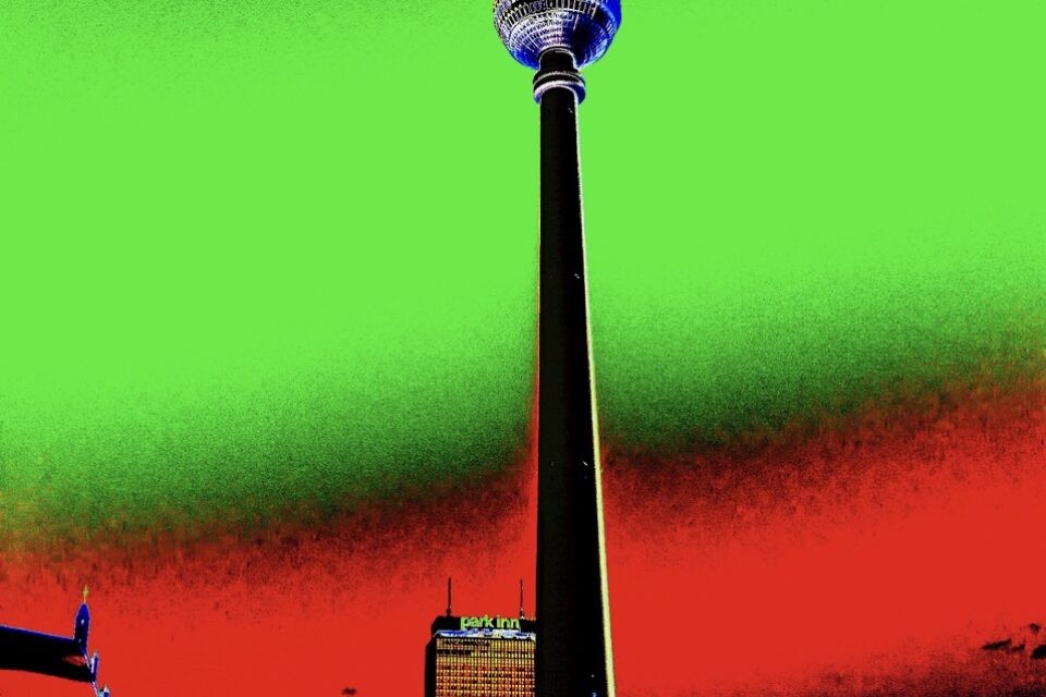 Berliner Wahrzeichen wie der Fernsehturm und die Volksbühne als Popartfoto ganz farbenfroh. Die Berliner U-Bahn ist violett statt gelb.