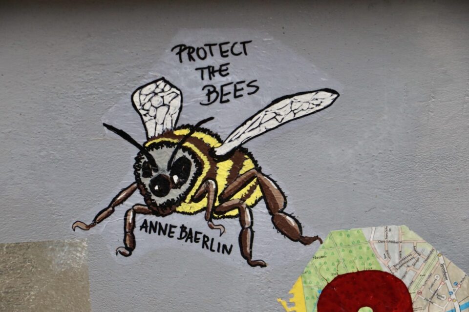 Biene Paste up auf einer Wand