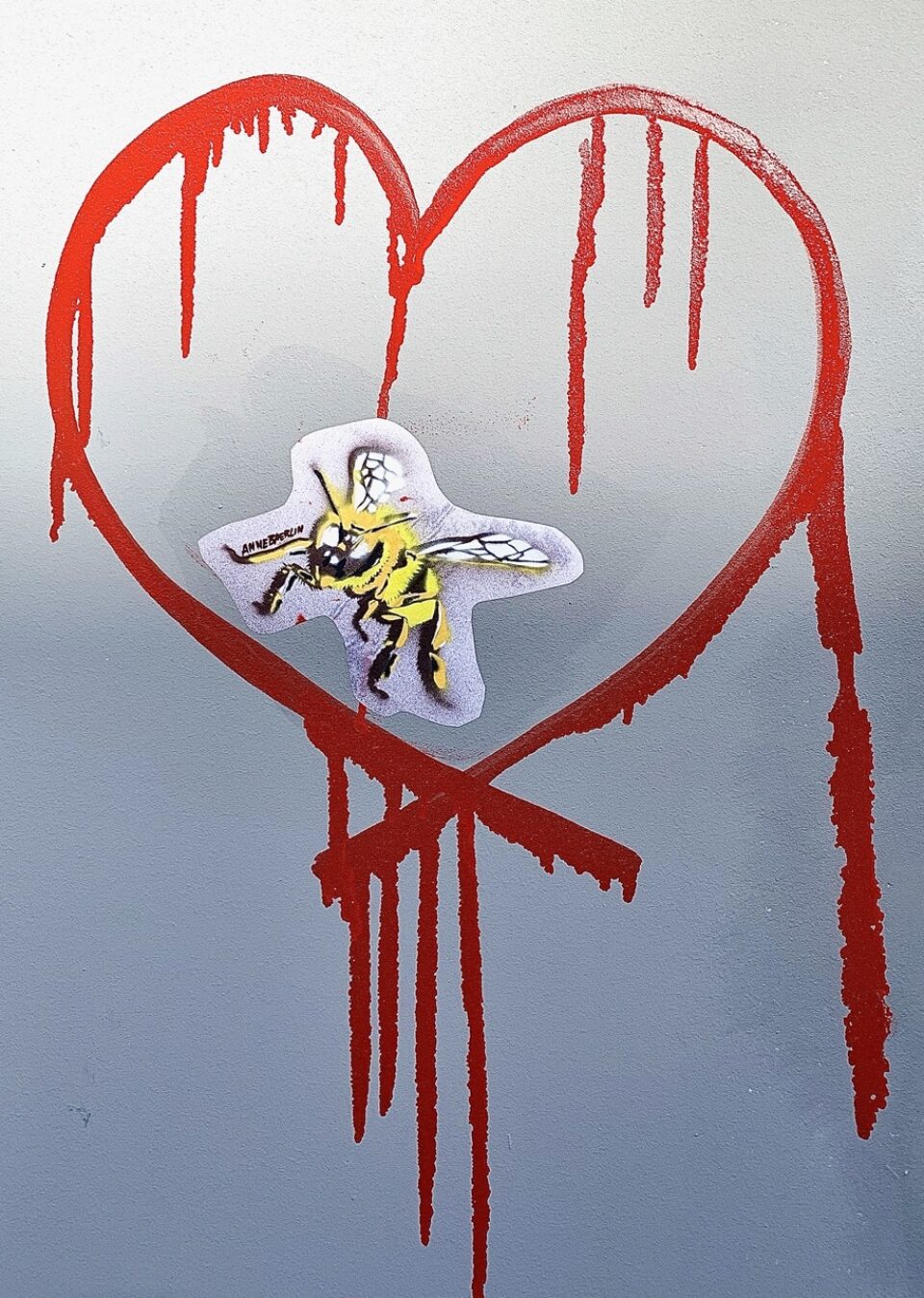 Biene im Herzen auf einer Wand