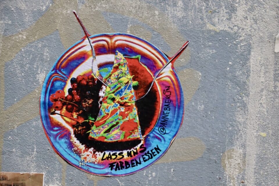 eat colors paste up auf einer Wand