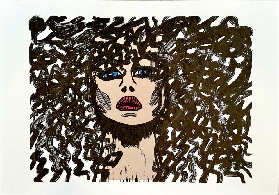 Frau mit dunkelbraunen Locken